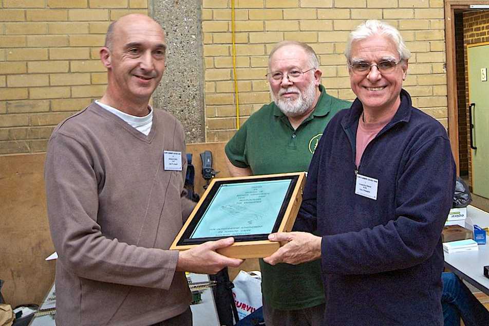 John Wormington is presented the 2008 Reinier Hendriksen Trophy by Chris O'Donoghue